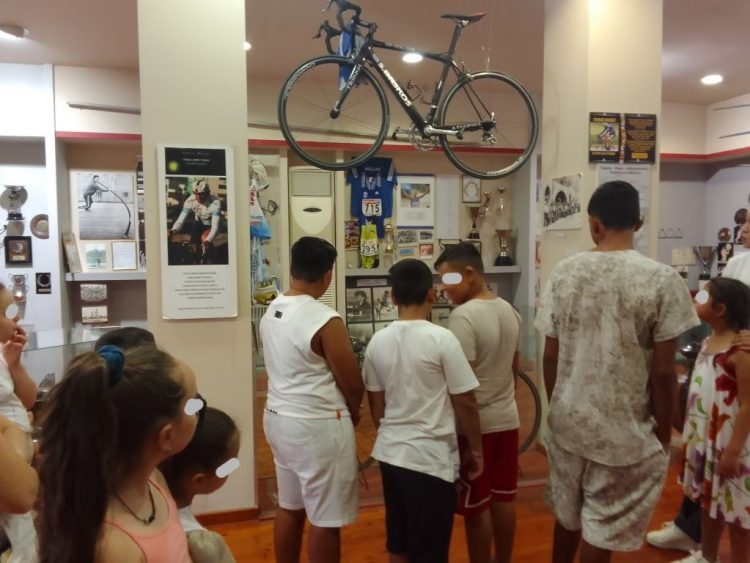 Εκπαιδευτική επίσκεψη παιδιών Ρομά στο Δημοτικό Ιστορικό Αθλητικό Μουσείο Τρικάλων
