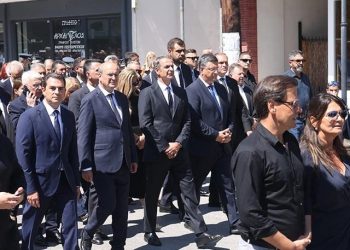 Στην κηδεία του Απόστολου Βεσυρόπουλου o Κώστας Σκρέκας