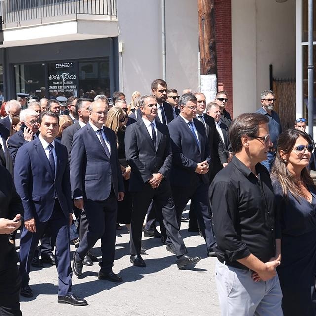 Στην κηδεία του Απόστολου Βεσυρόπουλου o Κώστας Σκρέκας