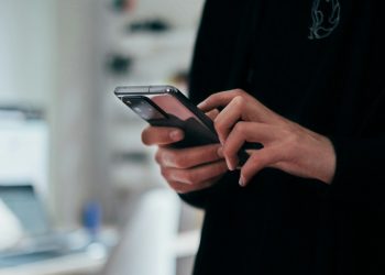 Δεν «πιάνει» καλό ίντερνετ; Τι σημαίνει η ένδειξη «E» που εμφανίζεται στην οθόνη του κινητού μας