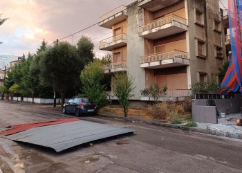 Ξηλώθηκε η σκεπή από κλιμακοστάσιο πολυκατοικίας στα Τρίκαλα – Εκσφενδονίστηκε στη μέση του δρόμου