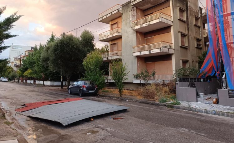 Ξηλώθηκε η σκεπή από κλιμακοστάσιο πολυκατοικίας στα Τρίκαλα – Εκσφενδονίστηκε στη μέση του δρόμου