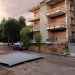Ξηλώθηκε η σκεπή από κλιμακοστάσιο πολυκατοικίας στα Τρίκαλα – Εκσφενδονίστηκε στη μέση του δρόμου