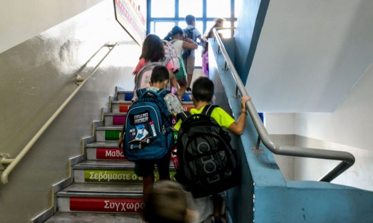 Σχολεία: Η ημερομηνία ορόσημο επιστροφής στα θρανία – Η ώρα του αγιασμού