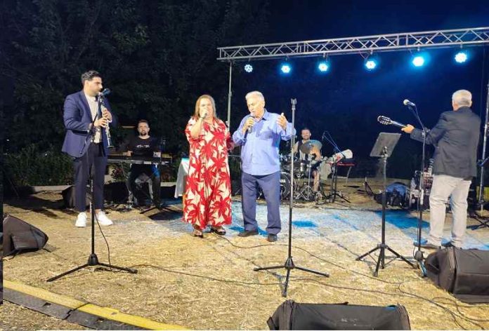 Viral το ντουέτο Θώδη – Ψωμιάδη σε θεσσαλικό πανηγύρι (ΒΙΝΤΕΟ)