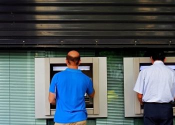 Τι πρέπει να ξέρουν οι φορολογούμενοι για τις καταθέσεις μετρητών στην τράπεζα