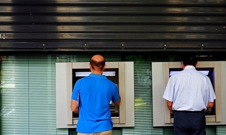 Τι πρέπει να ξέρουν οι φορολογούμενοι για τις καταθέσεις μετρητών στην τράπεζα