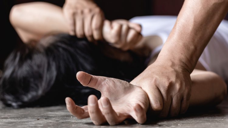 Από τις διακοπές στο αυτόφωρο: «Θα σφάξω εσένα, το παιδί σου και τον (πρώην) άντρα σου»