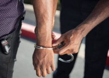 Σύλληψη φυγόποινου – Χειροπέδες σε δύο καταστηματάρχες