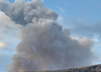 Μεγάλη πυρκαγιά στα ορεινά του Τυρνάβου απειλεί να περάσει σε περιοχές του Δήμου Φαρκαδόνας