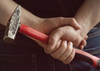 Χτύπησε την πρώην του με σφυρί