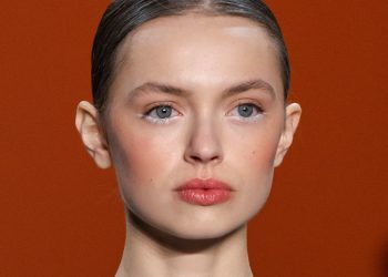 Ούτε mascara, ούτε eyeliner: Ένα λευκό μολύβι είναι αρκετό για βλέμμα ανοιχτό και φωτεινό