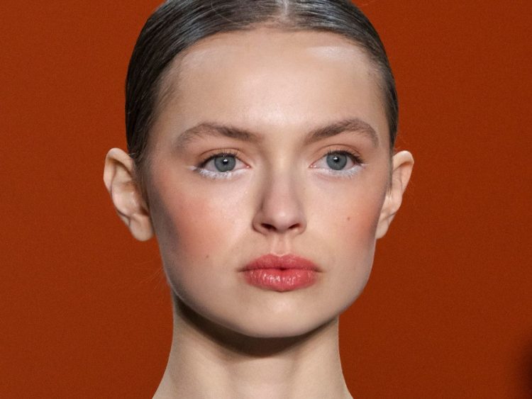 Ούτε mascara, ούτε eyeliner: Ένα λευκό μολύβι είναι αρκετό για βλέμμα ανοιχτό και φωτεινό