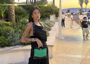 Peggy Gou: Το fashion icon της ηλεκτρονικής μουσικής και 5 εκκεντρικές τσάντες της