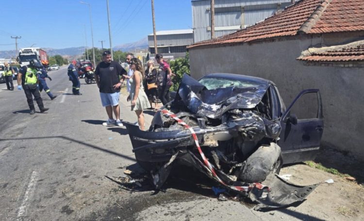 Σοβαρό τροχαίο μετά από σύγκρουση αυτοκινήτων – Μέλη μιας οικογένειας οι τραυματίες (Δείτε φωτογραφίες)