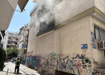 Συναγερμός στην πυροσβεστική για φωτιά σε διαμέρισμα – Οι πυροσβέστες έβγαλαν μια γυναίκα (ΕΙΚΟΝΕΣ – ΒΙΝΤΕΟ)