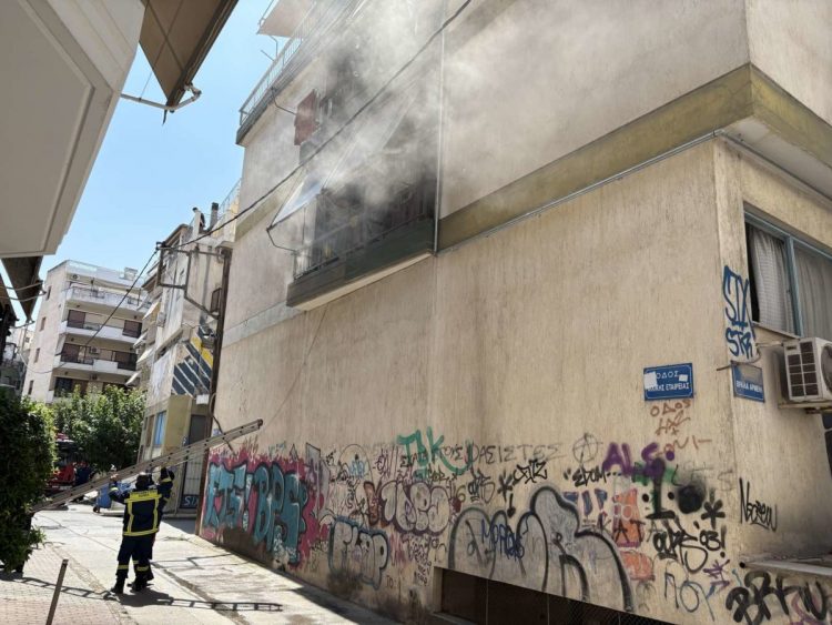 Συναγερμός στην πυροσβεστική για φωτιά σε διαμέρισμα – Οι πυροσβέστες έβγαλαν μια γυναίκα (ΕΙΚΟΝΕΣ – ΒΙΝΤΕΟ)