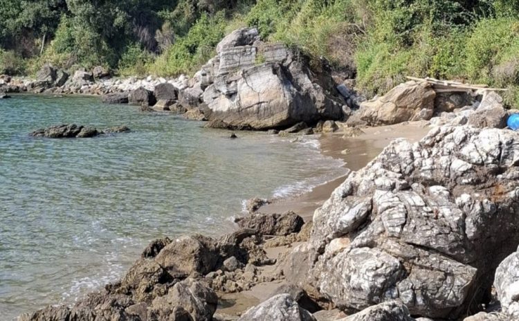 Αυτή είναι η μικρή αμμουδερή παραδεισένια παραλία της Θεσσαλίας που ελάχιστοι γνωρίζουν – Δεν έχει ποτέ αέρα και κύμα (ΕΙΚΟΝΕΣ)