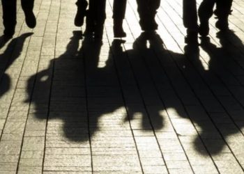 Ομάδα νεαρών κάνει τη ζωή …κόλαση κάθε βράδυ σε ένοικους πολυκατοικίας – Οι ύβρεις, οι φωνασκίες και η γιαγιά…