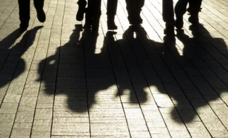 Ομάδα νεαρών κάνει τη ζωή …κόλαση κάθε βράδυ σε ένοικους πολυκατοικίας – Οι ύβρεις, οι φωνασκίες και η γιαγιά…