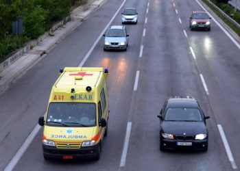 Σοκ για οδηγούς, γυναίκα βγήκε στην εθνική οδό πεζή, τρέχοντας ανάμεσα στα αυτοκίνητα…
