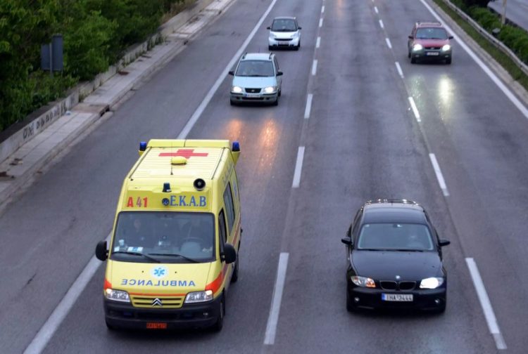 Σοκ για οδηγούς, γυναίκα βγήκε στην εθνική οδό πεζή, τρέχοντας ανάμεσα στα αυτοκίνητα…