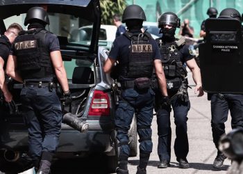 Μεγάλη επιχείρηση της αστυνομίας σε καταυλισμό στα Φάρσαλα – Δύο διμοιρίες των ματ από Λάρισα και Θεσσαλονίκη