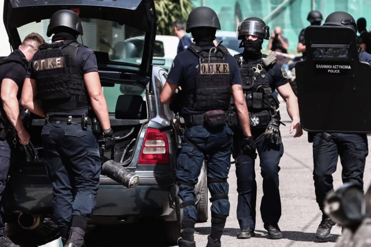Μεγάλη επιχείρηση της αστυνομίας σε καταυλισμό στα Φάρσαλα – Δύο διμοιρίες των ματ από Λάρισα και Θεσσαλονίκη
