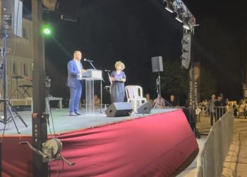 Δείτε βίντεο: Αποδοκίμασαν τον υφ. Αγροτικής Ανάπτυξης Χρήστο Κέλλα κατά την ομιλία του στα Φάρσαλα
