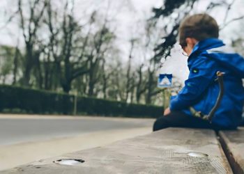 Λαχτάρα για γονείς: Παιδάκι ξέφυγε από την προσοχή της δασκάλας και περιπλανιόταν στο δρόμο μόνο του