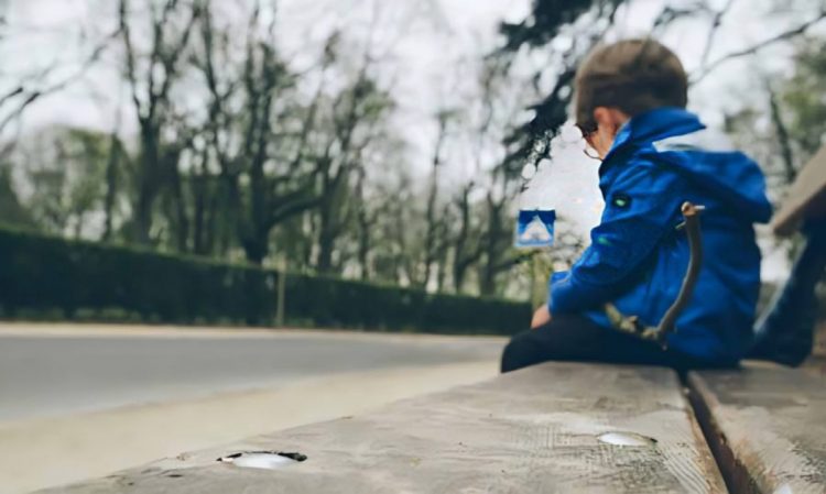 Λαχτάρα για γονείς: Παιδάκι ξέφυγε από την προσοχή της δασκάλας και περιπλανιόταν στο δρόμο μόνο του