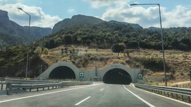 Το μοναδικό τούνελ στην Ελλάδα όπου παρακολουθείται διαρκώς η ταχύτητα των οδηγών βρίσκεται στη Θεσσαλία – 7 στους 10 παρανομούν!