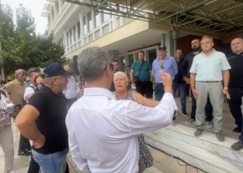 «Θέλουμε τα εμβόλια εδώ και τώρα»: Οργισμένοι κτηνοτρόφοι διαμαρτυρήθηκαν στην Περιφέρεια για την τραγική κατάσταση με την ευλογιά (ΕΙΚΟΝΕΣ – ΒΙΝΤΕΟ)