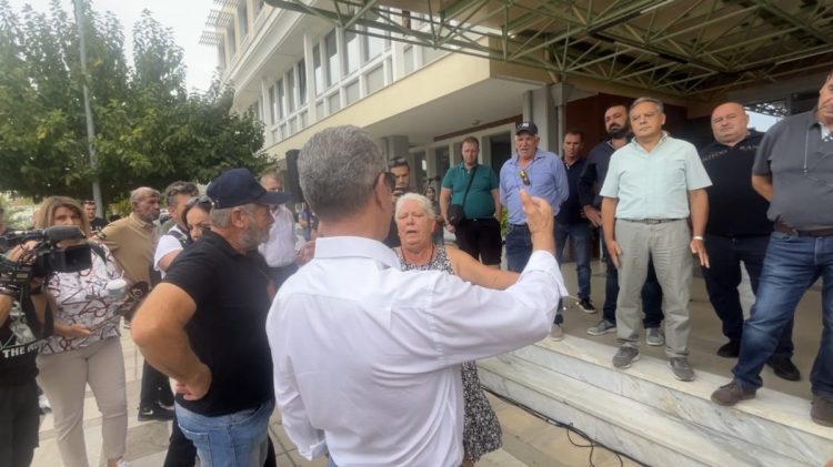 «Θέλουμε τα εμβόλια εδώ και τώρα»: Οργισμένοι κτηνοτρόφοι διαμαρτυρήθηκαν στην Περιφέρεια για την τραγική κατάσταση με την ευλογιά (ΕΙΚΟΝΕΣ – ΒΙΝΤΕΟ)