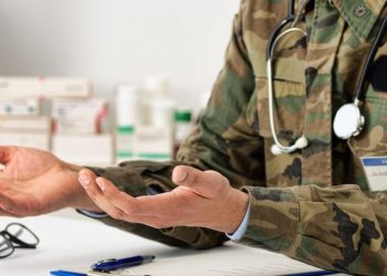 Στρατιωτικός γιατρός στη Θεσσαλία τέθηκε σε διαθεσιμότητα με υπογραφή Δένδια – Καταγγέλεται για ενδοοικογεειακή βία από πρώην συντρόφους του 