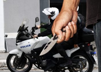 Συμπλοκή νεαρών μέρα μεσημέρι: Έβγαλε μαχαίρι και σιδερογροθιά… Εξαπολύθηκε ανθρωποκυνηγητό