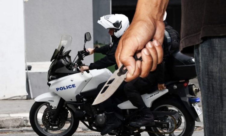 Συμπλοκή νεαρών μέρα μεσημέρι: Έβγαλε μαχαίρι και σιδερογροθιά… Εξαπολύθηκε ανθρωποκυνηγητό
