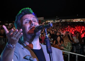Αποθέωση για τον Πάνο Κιάμο που έβαλε… φωτιά στη Σκεπαστή – Χιλιάδες κόσμου στην έναρξη του Παζαριού της Λάρισας (ΕΙΚΟΝΕΣ – ΒΙΝΤΕΟ)