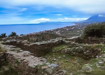 Αυτό είναι το αινιγματικό φρούριο της Θεσσαλίας που αγναντεύει το Αιγαίο – Ένα ταξίδι στο χρόνο μέσα από τα ειδικά διαμορφωμένα μονοπάτια του (ΕΙΚΟΝΕΣ – ΒΙΝΤΕΟ)