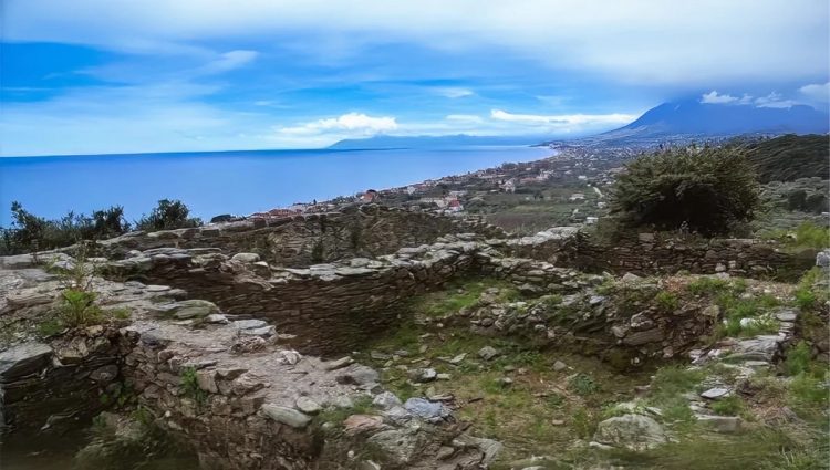 Αυτό είναι το αινιγματικό φρούριο της Θεσσαλίας που αγναντεύει το Αιγαίο – Ένα ταξίδι στο χρόνο μέσα από τα ειδικά διαμορφωμένα μονοπάτια του (ΕΙΚΟΝΕΣ – ΒΙΝΤΕΟ)