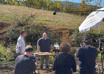 Από τα Φάρσαλα για το ρεβύθι …στη Σαντορίνη: Βίντεο με τη Νία Βαρντάλος, τον Κοντιζά και το «Βασιλικό»