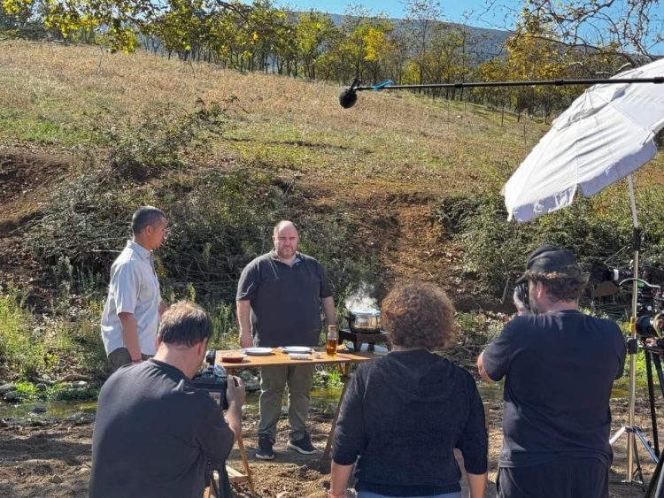 Από τα Φάρσαλα για το ρεβύθι …στη Σαντορίνη: Βίντεο με τη Νία Βαρντάλος, τον Κοντιζά και το «Βασιλικό»