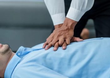 Άνδρας κατέρρευσε ξαφνικά στο έδαφος – Πως περαστικός μαζί με διερχόμενο γιατρό του έσωσαν τη ζωή