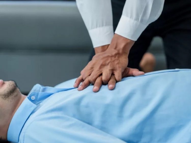 Άνδρας κατέρρευσε ξαφνικά στο έδαφος – Πως περαστικός μαζί με διερχόμενο γιατρό του έσωσαν τη ζωή