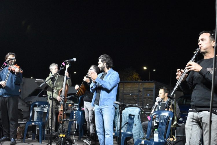 Έπεσε η αυλαία στο Παζάρι της Λάρισας με παραδοσιακό γλέντι υπό τη μουσική υπόκρουση των «Ντουμαλάνι» (ΕΙΚΟΝΕΣ – ΒΙΝΤΕΟ)