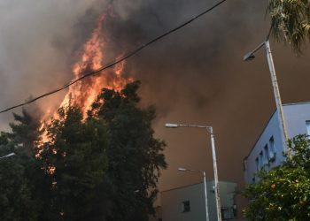 Αποφυλακίζονται οι δύο νεαροί εθελοντές που κατηγορούνταν για τη φωτιά στην Πάτρα