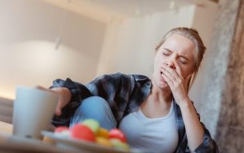 Νυστάζετε μετά το φαγητό; Πότε μπορεί να είναι ένδειξη σακχάρου