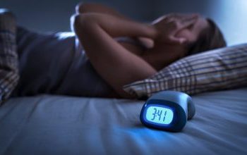 Αϋπνία μετά τα 60: Ο ύπνος που χάνεται μπορεί να «ξυπνήσει» την άνοια, προειδοποιούν οι ειδικοί