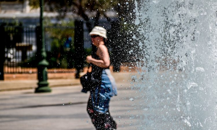 Καιρός: Με καλοκαιρινές θερμοκρασίες η νέα εβδομάδα – Πού θα βρέξει τις επόμενες ώρες
