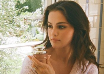Pumpkin Spice: Το χρώμα στο manicure που η Selena Gomez «ψηφίζει» για το φθινόπωρο
